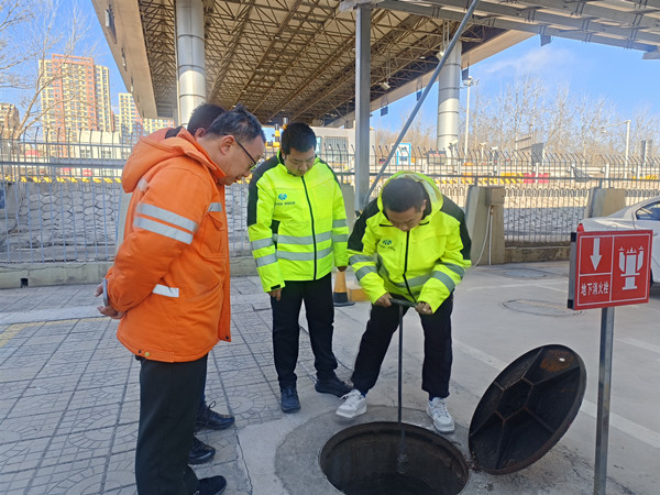 安全領(lǐng)導(dǎo)小組檢查.jpg 安全領(lǐng)導(dǎo)小組檢查.jpg