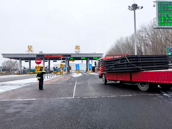 20260119 望都收費(fèi)站連續(xù)勸返違規(guī)超限車輛 (2)_副本.jpg
