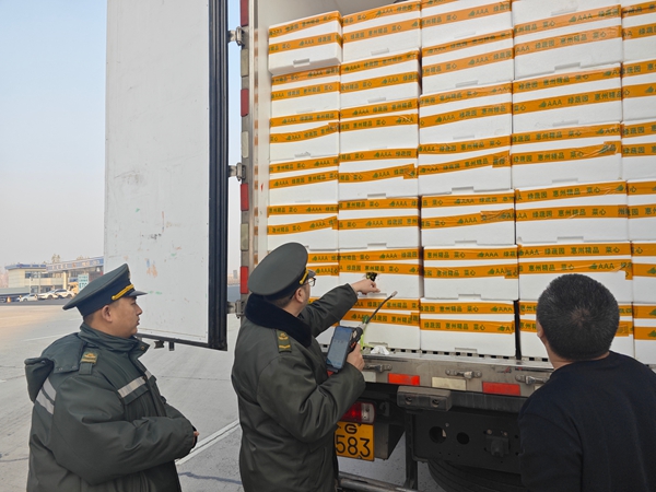 保定站年底多舉措筑牢綠通查驗(yàn)防線 守護(hù)民生運(yùn)輸通道暢通(霍春曉)_副本.jpg